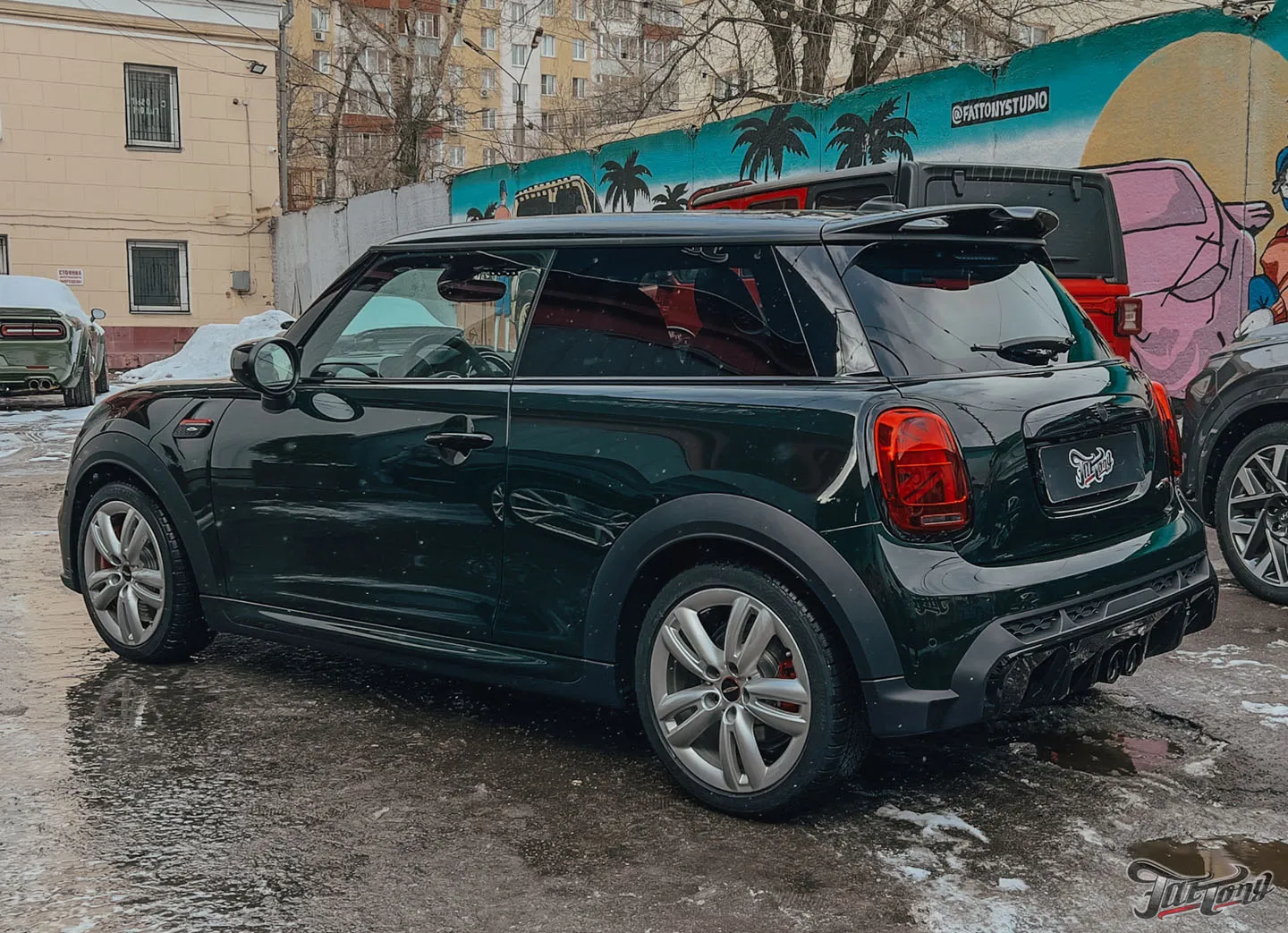 Оклеили Mini Cooper в глянцевый полиуретан + антихром, окрас элементов интерьера и насадок выхлопа